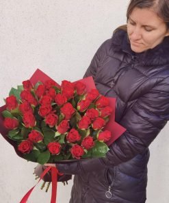 29 rožių puokštė "Nustebink be progos"