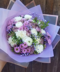 Nustebink mamą puokštė violetiniame popieriuje